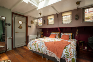 Ruime 2 persoons suite Logeerboot Rotterdam slapen op een schip Logeerboot Rotterdam