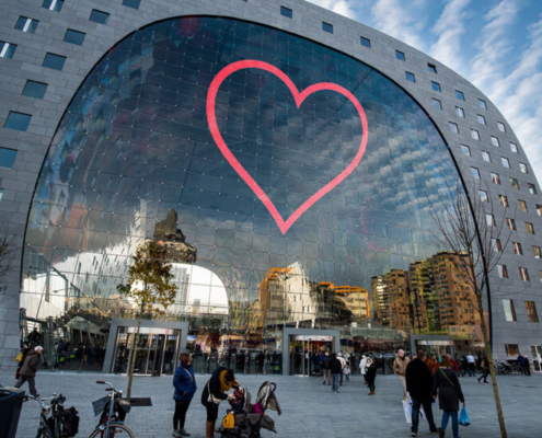 Markthal ingang aan de Blaak